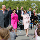 Their Majesties were greeted by children blowing soap bubbles on their arrival at the Science Centre (Photo: Cornelius Poppe / NTB scanpix)